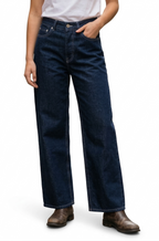 Дамски тъмносини дънки с прав крачол – класически модел