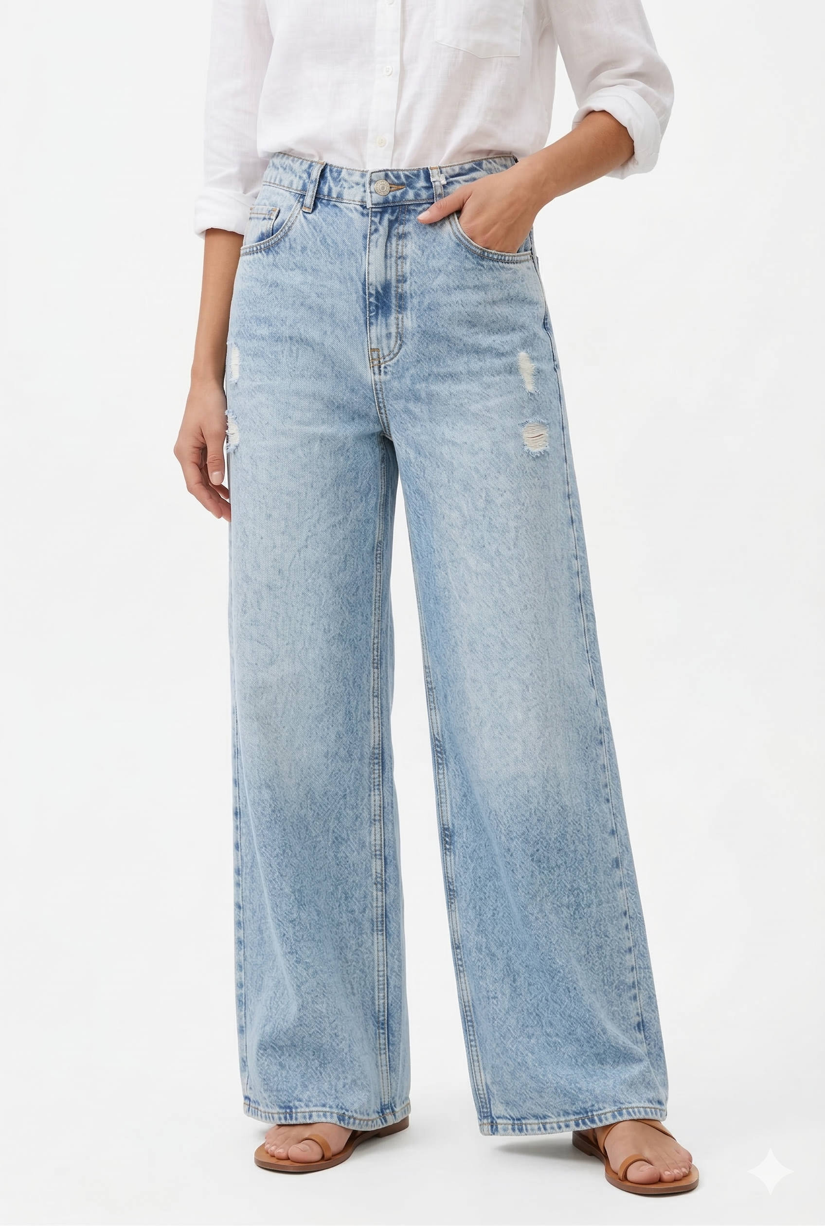 Дамски дънки с широк крачол и накъсани детайли – светлосини