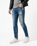 Мъжки сини вталени дънки (slim fit) с износен ефект и накъсвания
