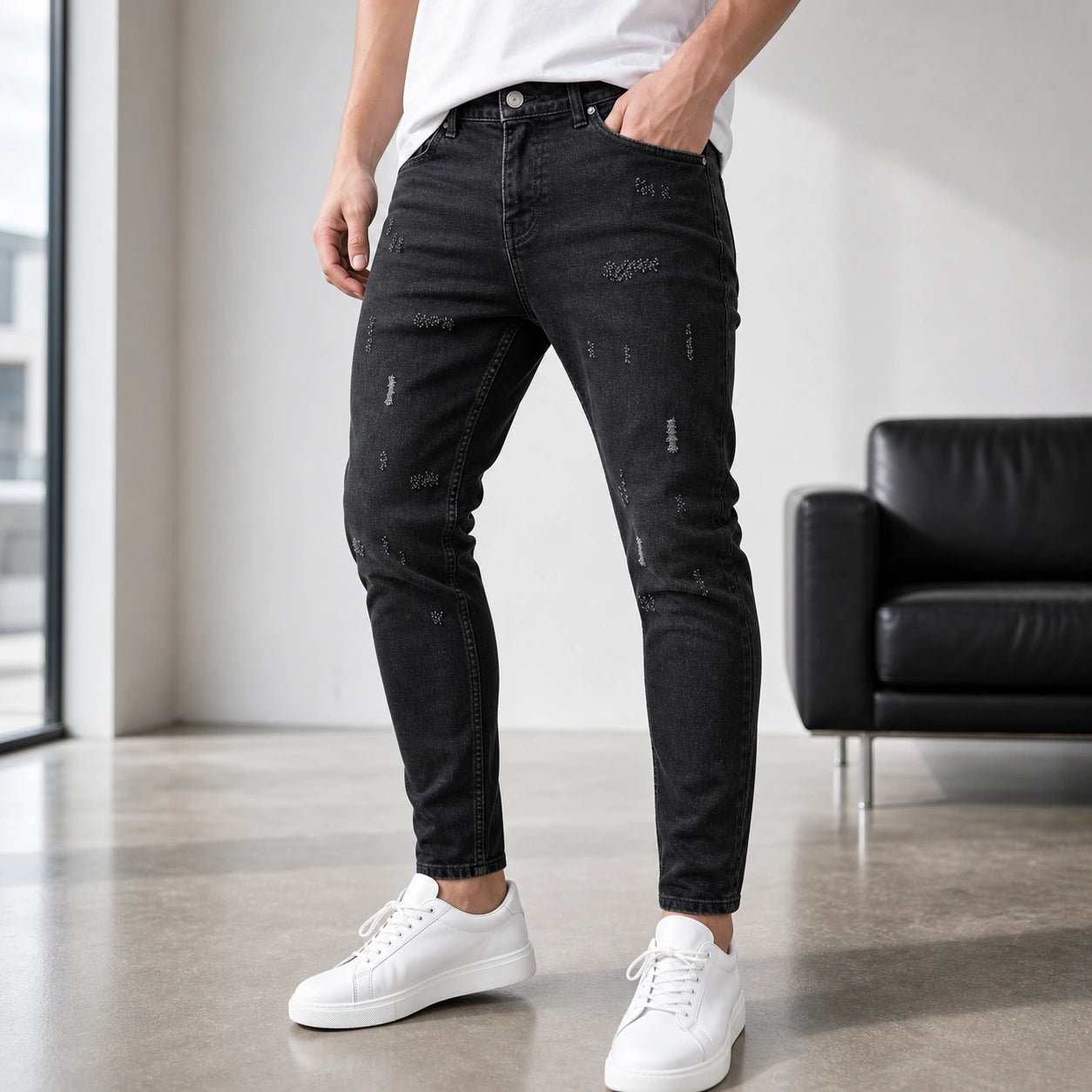 Модерни черни мъжки вталени дънки с износен ефект - Longjeans1 lifestyle front