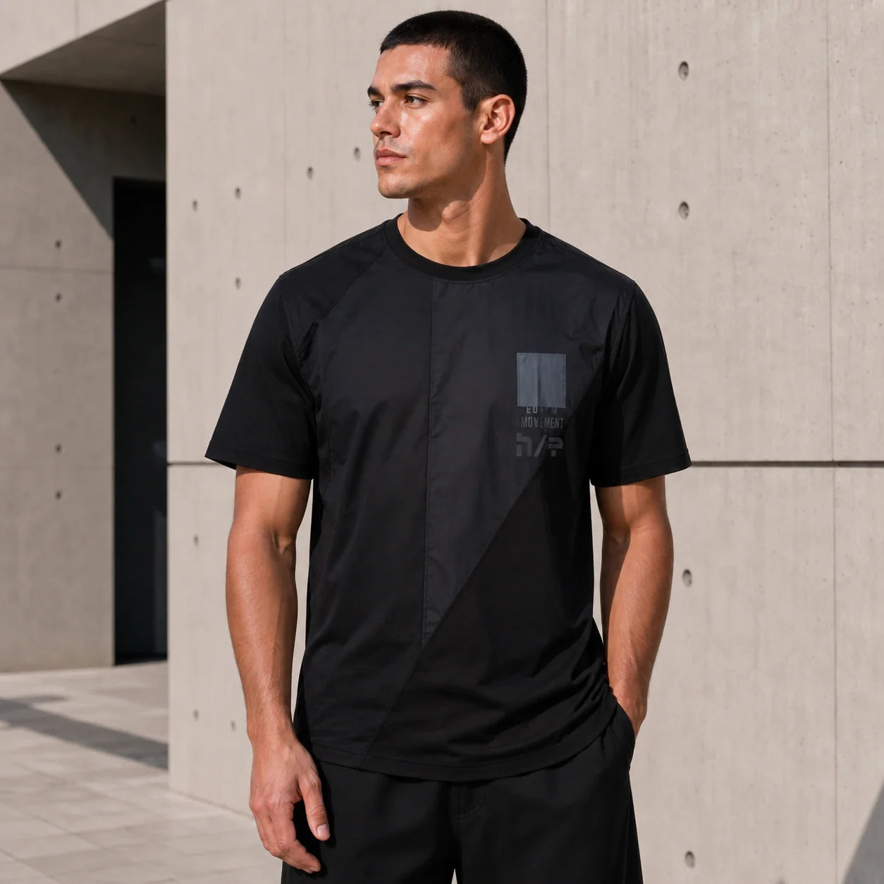 Черна мъжка тениска с дискретен преден акцент - Shirt1 lifestyle front