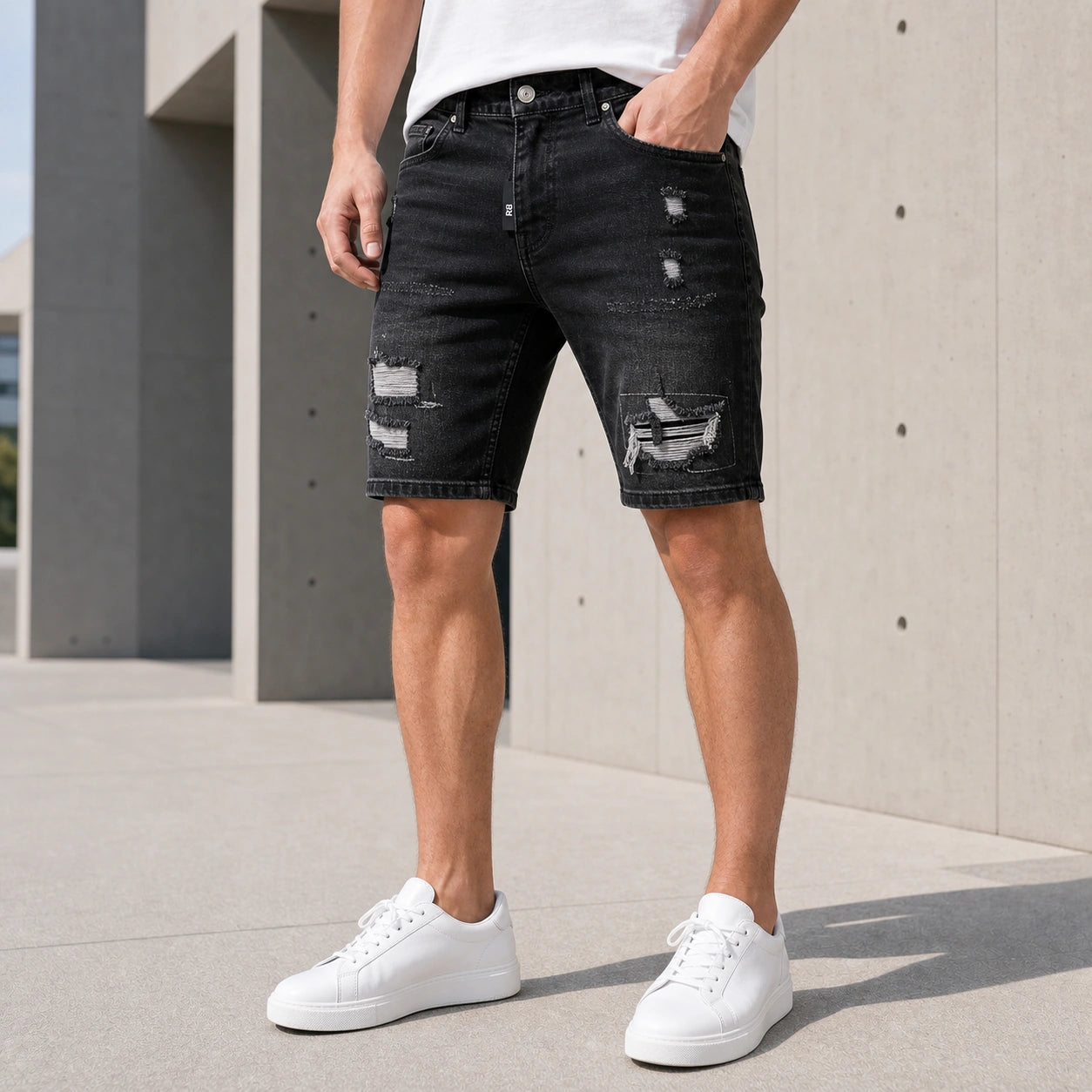 Черни мъжки къси дънки с накъсвания и кръпки - Shortjeans10 lifestyle front