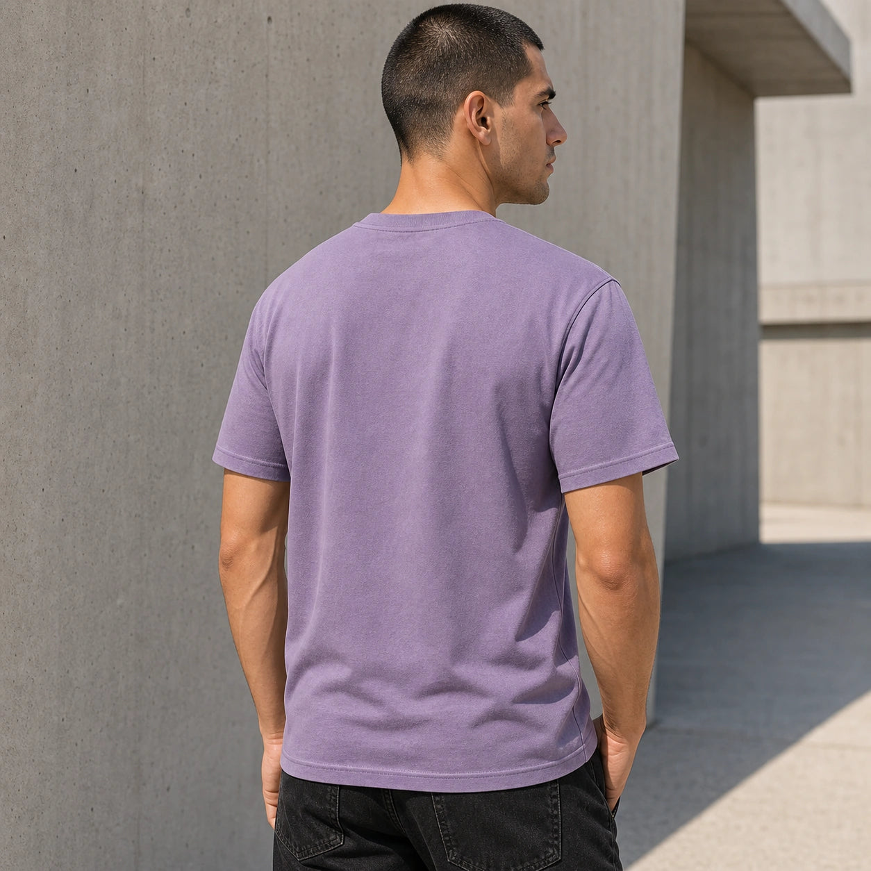 Лилава мъжка тениска с контрастен принт - T Shirt22 lifestyle back