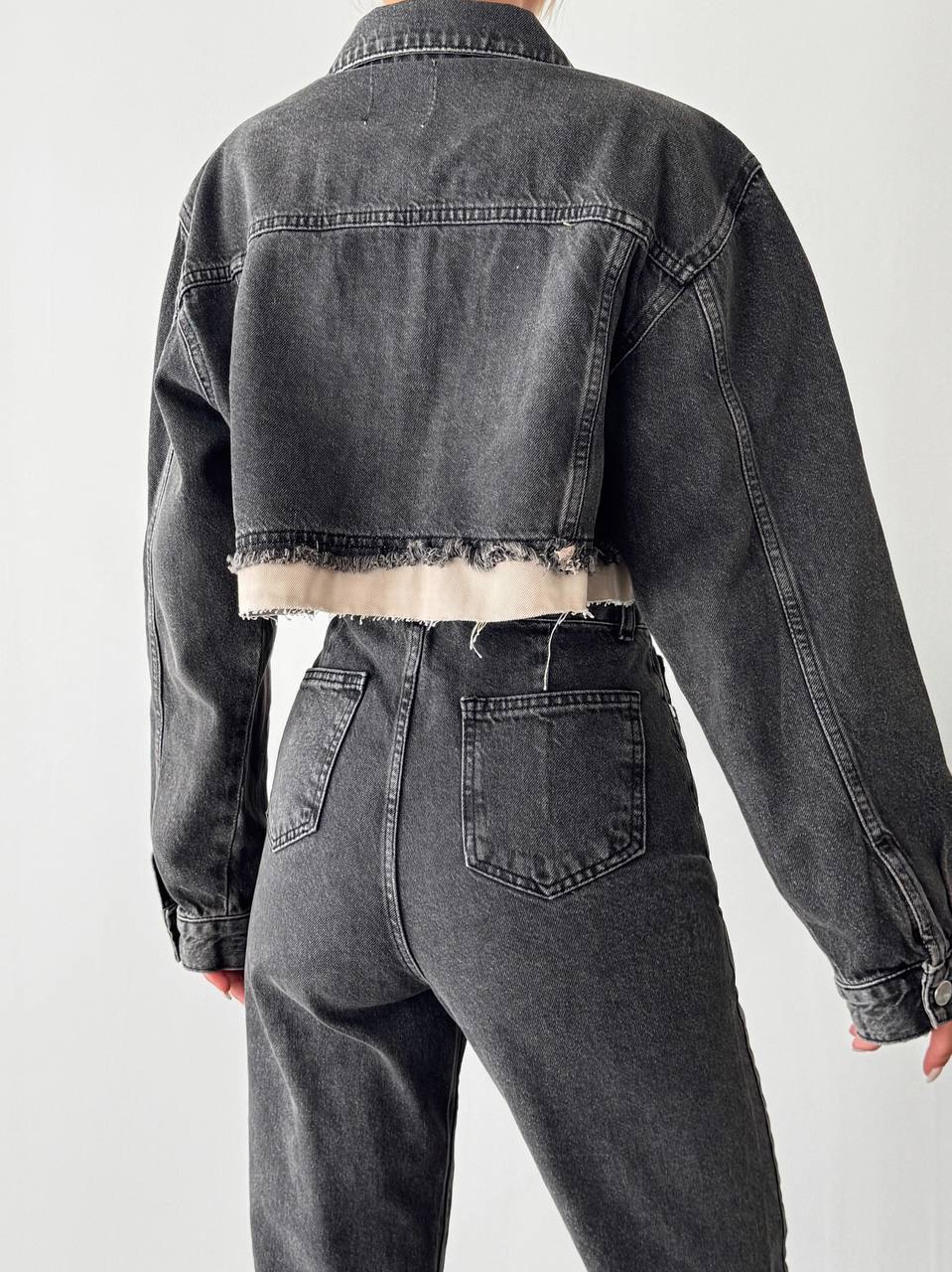 Късо дънково яке с raw cut подгъв