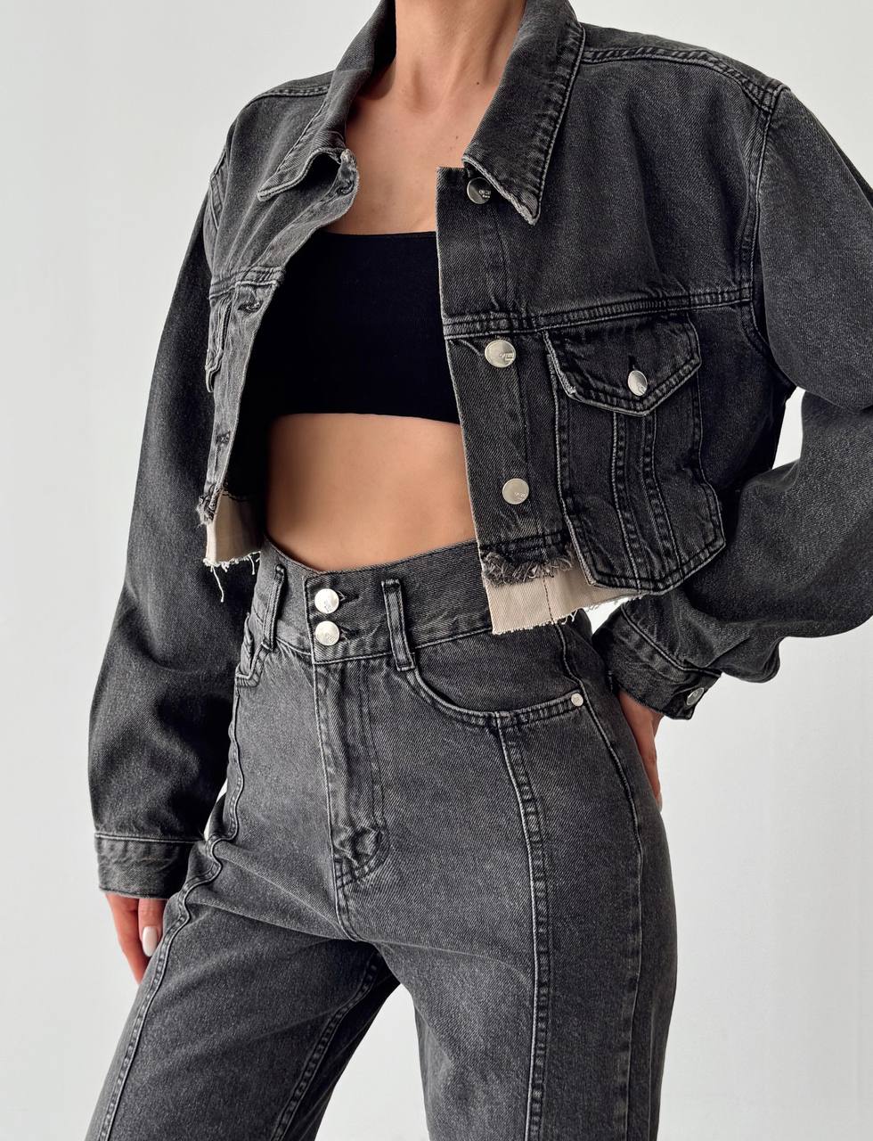 Късо дънково яке с raw cut подгъв